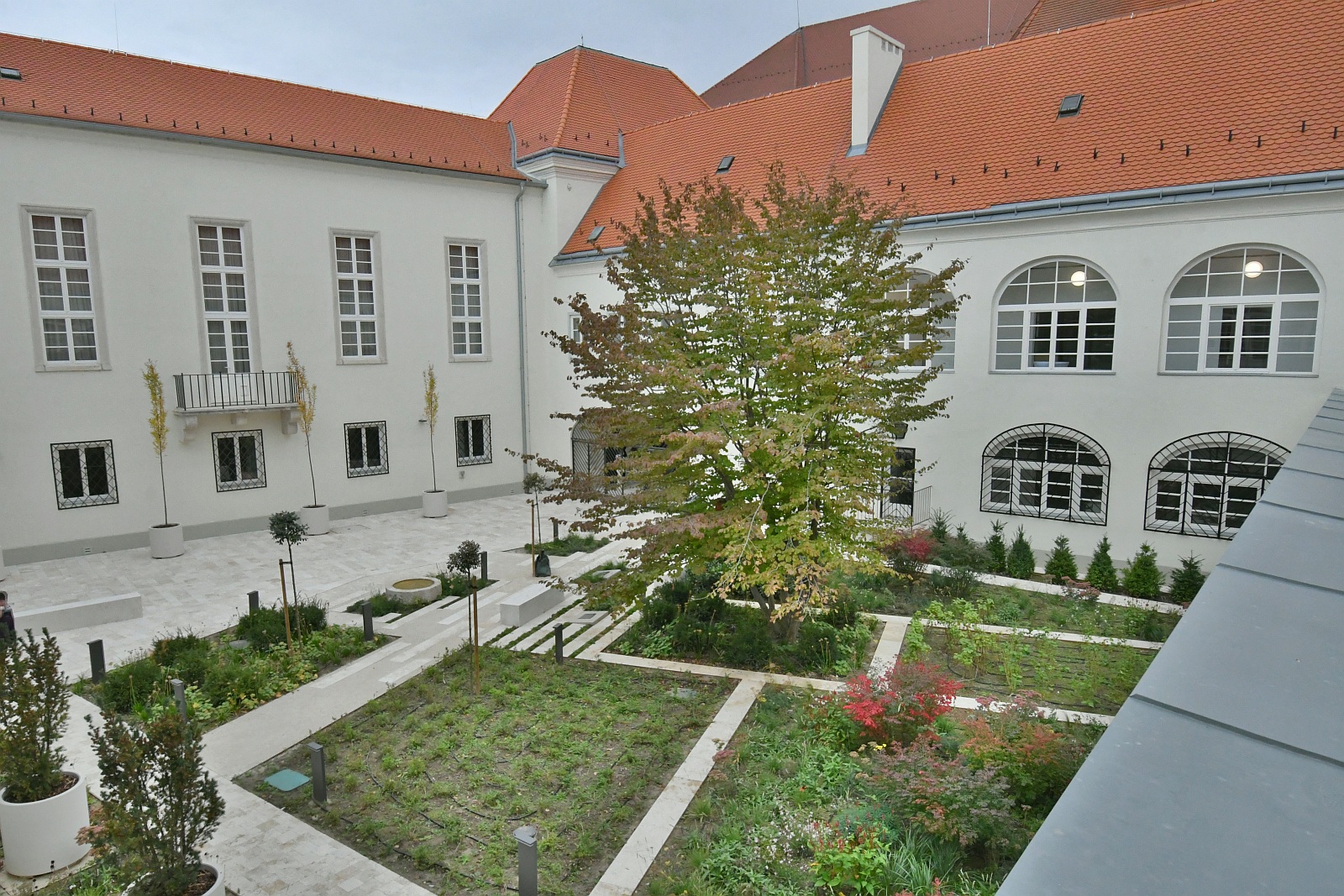 Képeken a Városháza megújult díszudvarának átadása